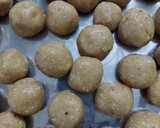 तिल गुड़ और मावे के लड्डू (til gur aur mewe ke ladoo recipe in Hindi) रेसिपी चरण 4 फोटो