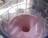 Foto langkah ke 3 dari resep Smoothie Stroberi.