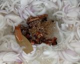 A picture of step 1 of Hara Chicken Chana Pulao.