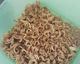 Foto langkah ke 3 dari resep Indomie Goreng Kriuk.