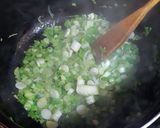 Foto del paso 4 de la receta Sopa de marisco congelado y fresco con fondo de cebolletas