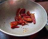 A picture of step 1 of Maharashtrian garlic chutney.