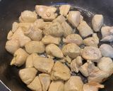 Foto del paso 2 de la receta: Pollo cremoso con champiñones y espinacas baby
