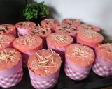 Foto langkah ke 3 dari resep Cupcake Strawberry isi Coklat (Metode All in One).