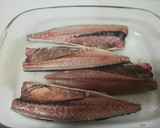 Foto del paso 1 de la receta: Lomos de caballa al horno con limón y cebolla