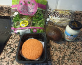 Foto del paso 1 de la receta: Hamburguesa de pescado, aguacate y tártara en mollete integral