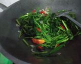 Foto langkah ke 3 dari resep Tumis kangkung sederhana.