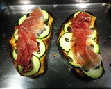 Foto del paso 2 de la receta: Tostada con calabacín, queso Eddam y jamón curado