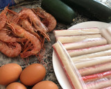 Foto del paso 1 de la receta: Brazo gitano de calabacín con Gambones y bocas de mar