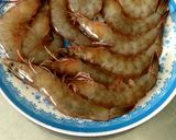 Hình bước làm 1 của món Tôm rim ngọt mặn