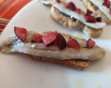 Foto del paso 7 de la receta: Sardinas marinadas acompañadas de cereza y queso