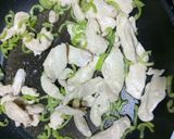 รูปขั้นตอนการทำที่ 4 ของ อกไก่ผัดซีอิ๊ว (ล้างตู้เย็น)