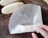 A picture of step 2 of Banana Spring Rolls (Chả giò chuối).