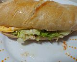 Foto del paso 3 de la receta: Bocata tortilla jamón York, queso con pan chapata y ensalada con soja