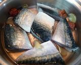 A picture of step 3 of Mackerel Simmered in Glossy Miso Sauce in 10 Minutes.