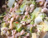 รูปขั้นตอนการทำที่ 4 ของ ผัดปลาหมึกใส่ผักกาดขาว 🥬