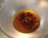 Une image de l'étape 1 de Marinade prune, absinthe, raisins et épices (pour gibier).