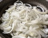 Foto del paso 2 de la receta: Rolls de cebolla y queso con tapa de pascualina