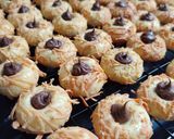 Foto langkah ke 6 dari resep Nutella Cheese Thumbprint Cookies.