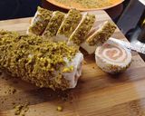 Foto del passaggio 3 della ricetta Roll di pancarrè con salmone e pistacchio