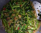 Foto langkah ke 6 dari resep Tumis Kangkung Teri dengan Terasi.