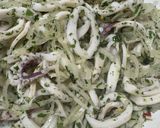 Foto del passaggio 6 della ricetta Insalatina di calamari e cipolle