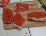 Foto del paso 2 de la receta: Mini "pizzas" con pan francés