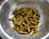 A picture of step 2 of Kurmuri Chatpati Bhindi.