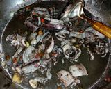 Foto langkah ke 4 dari resep Tumis Cumi hitam/ikan nos.