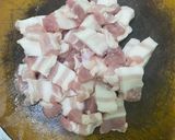 Hình bước làm 2 của món Ba rọi xào mắm ruốc
