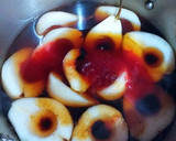 Foto del paso 3 de la receta: Peras en almíbar de fresas y agua de rosas