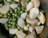 A picture of step 1 of Peas Tomato Potato Curry.