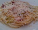 Foto del paso 5 de la receta: Fideos espaguetis con crema de panceta y puerro 🍝