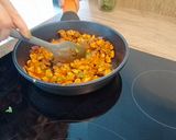 Foto del paso 3 de la receta: Boniato relleno de pollo con aguacate y salsa de yogur