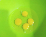 Foto del paso 1 de la receta: Bizcocho de yogur de limón con zumo de limón natural