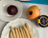 Foto del paso 1 de la receta: Ensalada de espárragos blancos sobre carpaccio de manzana y remolacha