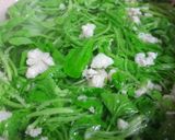 Hình bước làm 2 của món Canh cải con nấu thịt vai xay