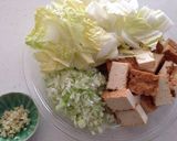 A picture of step 1 of "Shrimp" in Chili Sauce with Atsuage and Chinese Cabbage.