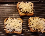 Foto del paso 6 de la receta: Pan tostado con champiñones y queso