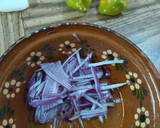 Foto del paso 2 de la receta: Salsa de cebolla y habanero para cochinita pibil