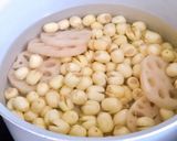 Hình bước làm 3 của món 🌱 Chè Hạt Sen Củ Sen Đường Phèn