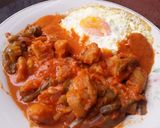 Foto del paso 5 de la receta: Papas🥔, pimiento verde y cebollas🌰en salsa🍅de tomate🍳