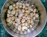 A picture of step 2 of Masala Gurh Makhana /Foxnut.