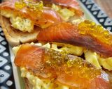 Foto del paso 4 de la receta: Mini tosta de salmón con huevo y cebolla