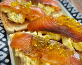 Foto del paso 4 de la receta: Mini tosta de salmón con huevo y cebolla