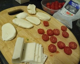 Foto del paso 2 de la receta: Tostadas de aguacate, jamón de pavo y quesos ingleses
