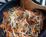 Foto langkah ke 5 dari resep Tumis tauge wortel bakso.