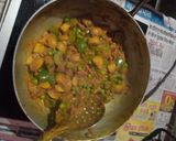 आलू शिमला मिर्च मटर की सब्जी (aloo shimla mirch matar ki sabzi recipe in Hindi) रेसिपी चरण 4 फोटो