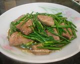 รูปขั้นตอนการทำที่ 2 ของ ผัดดอกกุยช่ายใส่ตับหมู