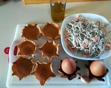 Foto del paso 1 de la receta Cestitas de gulas con gambas, con huevos y ensalada
